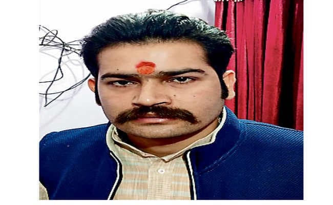 भूषण दुकान के गनमैन का हथियार छीनने का प्रयास, रंगदारी मांगने आया युवक पकड़ाया, पुलिस के हवाले