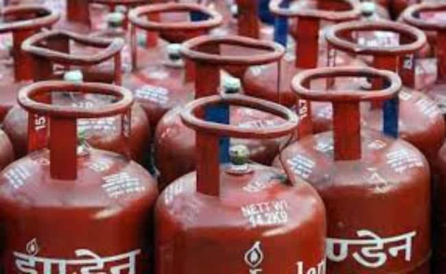 रसोई गैस की किल्लत 15-20 दिनों का बैकलॉग, चल पड़ा ब्लैक मार्केटिंग का धंधा
