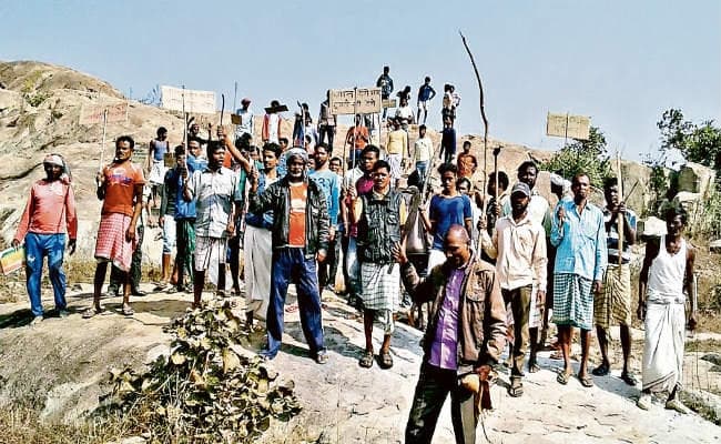 राजनगर : खनन के विरोध में ग्रामीणों ने किया हथियारबंद प्रदर्शन