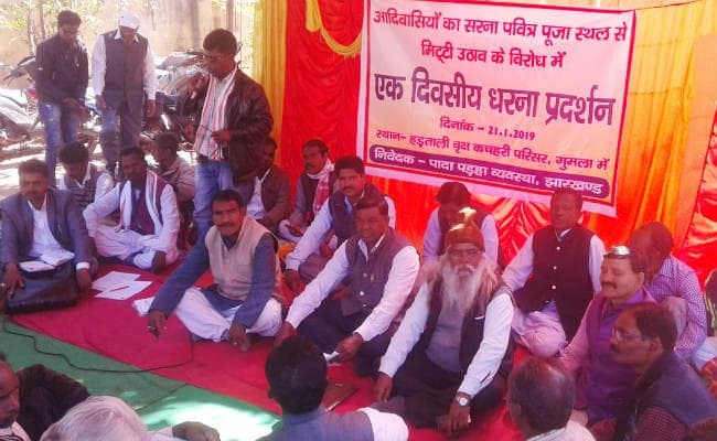 पड़हा समाज ने सरकार से सरना स्‍थल से उठायी गयी पवित्र मिट्टी वापस मांगी, दिया धरना