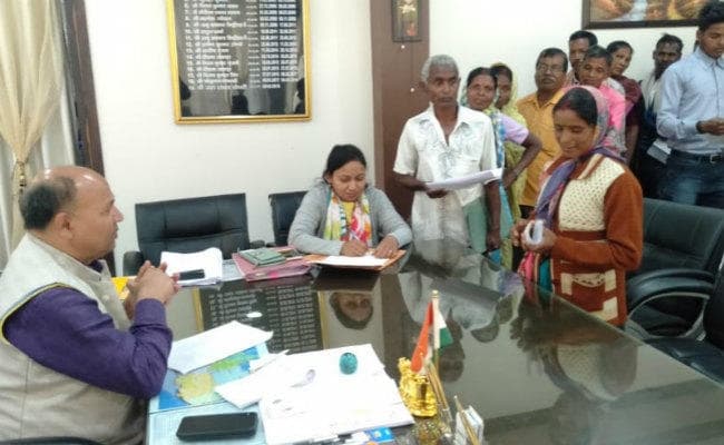 सिमडेगा : जनता दरबार में दिव्‍यांग बहुरण को मिला ट्राईसाईकल