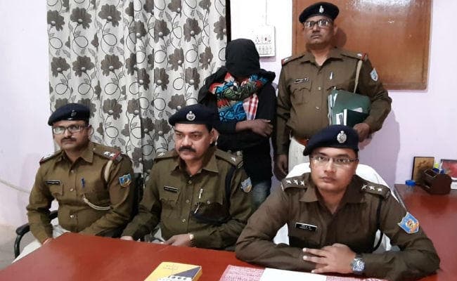 कर्रा पुलिस ने डबल मर्डर की गुत्थी चौबीस घंटे में सुलझायी, पकड़ाया हत्‍यारा