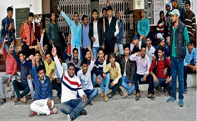 गया कॉलेज में आपस में भिड़े छात्र संगठनों से जुड़े युवा, परीक्षा दे रहे स्टूडेंट्स की कॉपियां फाड़ीं, तोड़फोड़ भी