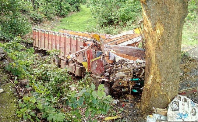 सारवां: सीमेंट लदा ट्रक पेड़ से टकराया, चालक की मौत