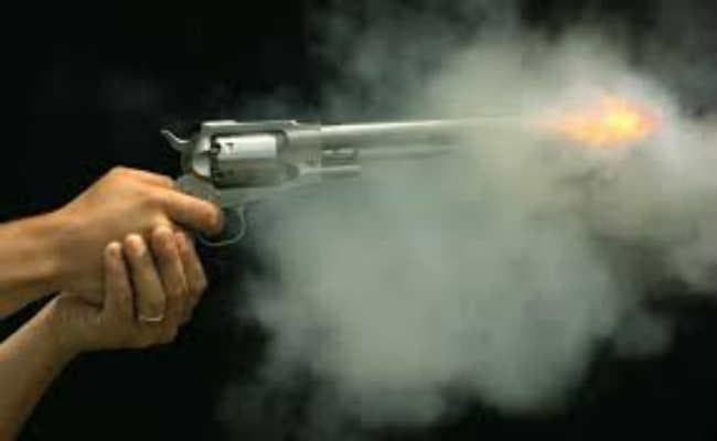 श्राद्ध कर्म से लौट रहे दंपती पर फायरिंग, महिला घायल