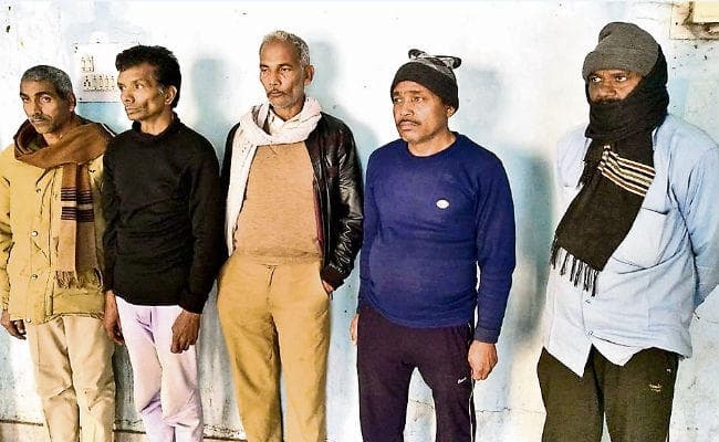 बेगूसराय : थाने के बैरक से पांच कार्टन शराब जब्त, पांच पुलिसकर्मी गिरफ्तार