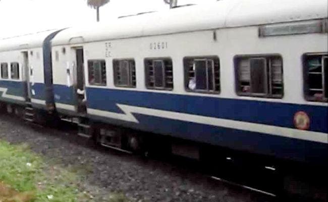 जहानाबाद : प्यार में धोखा मिलने पर आत्महत्या के इरादे से रेलवे ट्रैक पर बैठा युवक, ड्राइवर ने ब्रेक लगा बचायी जान