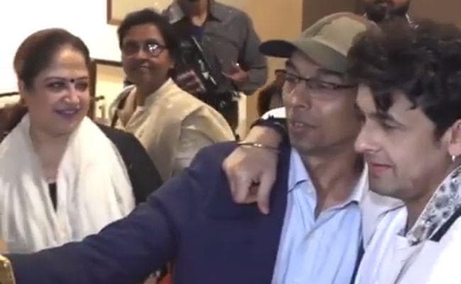 VIDEO : फैन ने रखा सोनू निगम के कंधे पर हाथ, सिंगर ने मरोड़ दिया हाथ, और फिर…