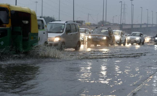 PHOTOS: दिल्ली-NCR में बारिश के साथ पड़े ओले, दिन में छाया अंधेरा, पहाड़ों पर बर्फबारी
