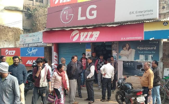 दुकान में दो दिन पहले ही लगवाया था CCTV, रात में देखा तो हो रही थी चोरी, मालिक ने घेरकर दबोचा