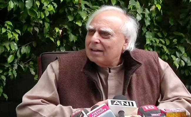 #EVMHacking : कपिल सिब्बल की सफाई, आयोजकों ने आमंत्रित किया था इसलिए गया