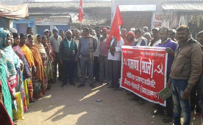 गोमिया : बालू उठाव नहीं होने से नाराज मजदूरों ने सरकार के विरोध में निकाला जुलूस