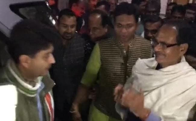 शिवराज से अचानक मिलने पहुंचे ज्‍योतिरादित्‍य, चर्चाओं का बाजार गरम