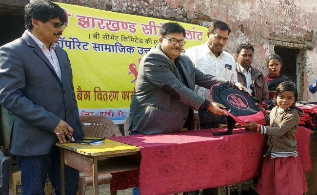खरसावां : श्री सीमेंट ने साढ़े पांच सौ बच्चों के बीच बांटा स्कूल बैग