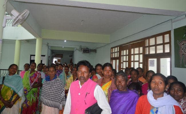 सिमडेगा : शराब बंदी की मांग को लेकर ग्रामीणों ने निकाली रैली