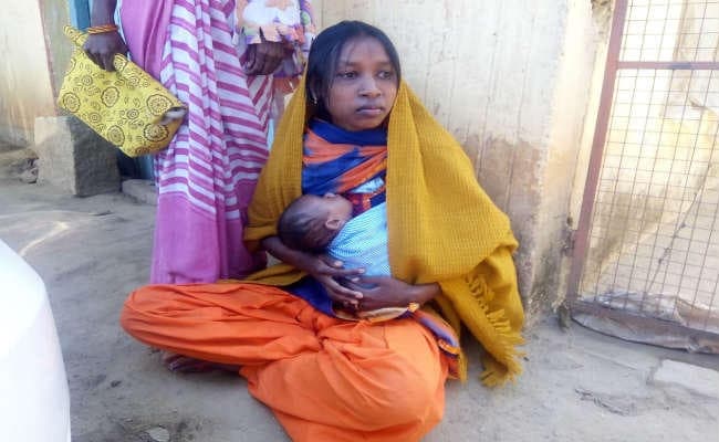 प्‍यार के बदले मिला धोखा, अपने बच्‍चे के साथ प्रेमी के घर धरने पर बैठी प्रेमिका, कहा -  शादी नहीं करने पर कर दूंगी केस