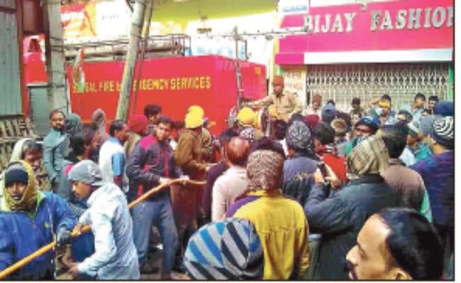 जामुड़िया : मुड़िया में सुबह दुकानों में लगी आग के बाद मची अफरा-तफरी