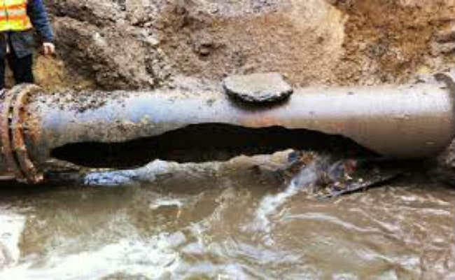 नाली बनाने में पाइप फटा, गुमला के बड़े इलाके में 48 घंटे से जलापूर्ति ठप