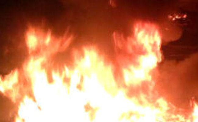 शराब तस्करों का पीछा कर रही पुलिस जीप ने दो लोगों को कुचला, आक्रोशित लोगों ने थाने पर किया पथराव, जीप फूंकी