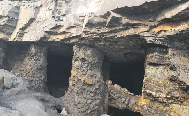 #Jharkhand: अवैध उत्खनन के दौरान धंसी चाल ,10 से 12 के मरने की आशंका,प्रबंधन पर दर्ज होगी प्राथमिकी