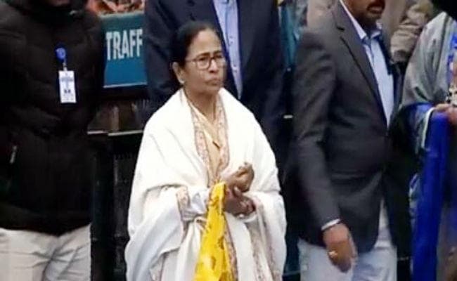 नेताजी की 123वीं जयंती : भाषण देकर मंच से उतर रहीं ममता बनर्जी चोटिल