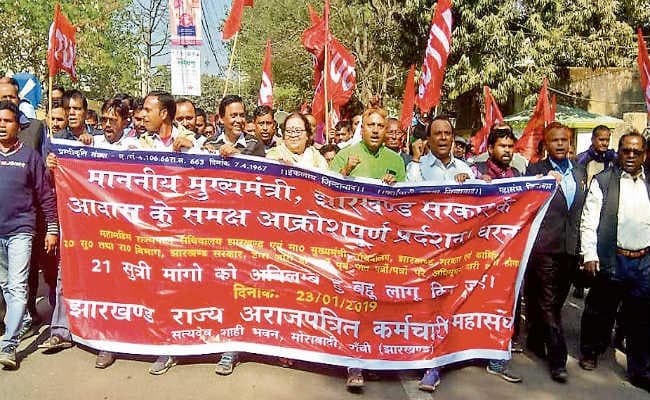 रांची : 21 सूत्री मांगों को लेकर कर्मचारी महासंघ ने किया प्रदर्शन, राजभवन के पास रोका