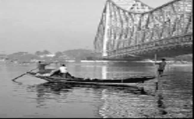 कोलकाता : बीच गंगा में फंसा वेसेल