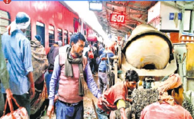 मुजफ्फरपुर :  प्लेटफॉर्म पर निर्माण कार्य के बीच आ गयी पवन एक्सप्रेस, गिरने से कई यात्री चोटिल