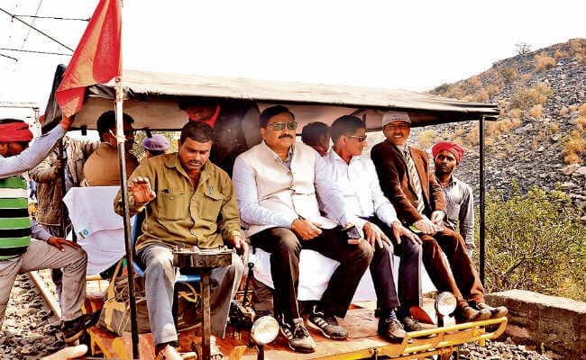 धनबाद/कतरास  :  रेलवे के सबसे बड़े सेफ्टी ऑफिसर ने डीसी लाइन को बताया फिट, ट्रेन परिचालन को अब सरकार कीे हरी झंडी का इंतजार