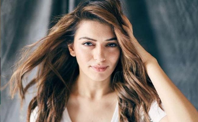 अक्षरा हासन के बाद अभिनेत्री हसिंका मोटवानी की प्राइवेट तसवीरें लीक