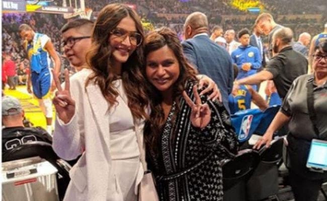 मिंडी कलिंग से मुलाकात कर गदगद हुईं सोनम कपूर