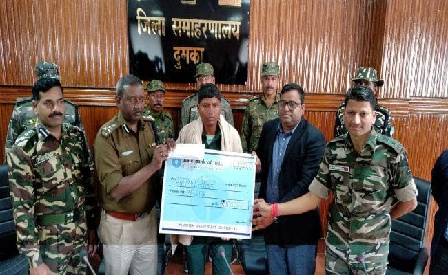 झारखंड: बास्की ने किया सरेंडर, बहला फुसलाकर ले गये थे नक्सली, एसपी बलिहार की हत्या में था संलिप्त