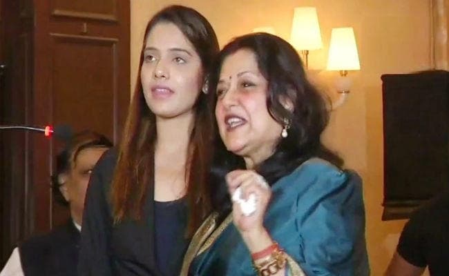 भाजपा नेत्री मौसमी चटर्जी ने टीवी ऐंकर के पहनावे पर की टिप्पणी, दे दी ऐसी नसीहत : VIDEO