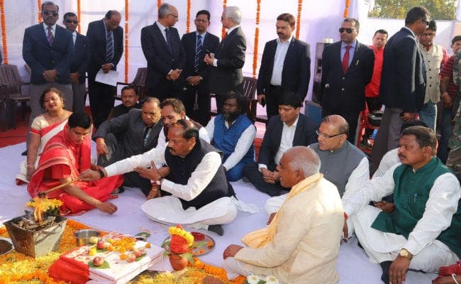 डेढ़ साल में धालभूमगढ़ हवाई अड्डे से हवाई उड़ान भरने लगेगा हवाई जहाज : रघुवर दास