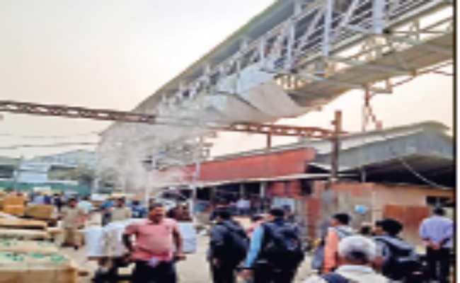 कोलकाता : फुट ओवरब्रिज का मरम्मत कार्य ना ले ले कइयों की जान