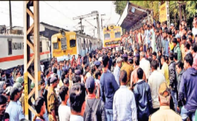 कोलकाता : प्लेटफॉर्म के बजाय बीच लाइन पर आयी ट्रेन, हड़कंप, जल्दबाजी में यात्री लाइन पर ही लगे कूदने