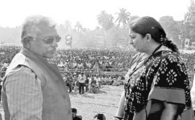 कोलकाता   : तृणमूल विधायकों व सांसदों को अपनी ही पार्टी से खतरा