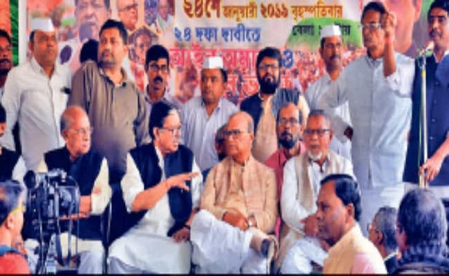 हावड़ा : कांग्रेस का प्रदर्शन, पुलिस से धक्का-मुक्की