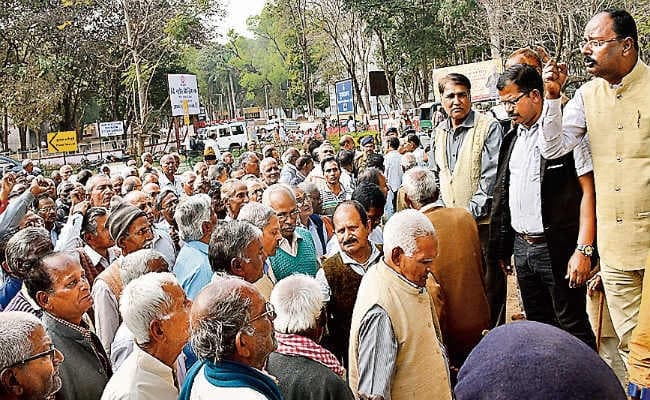 रांची : एरियर की मांग को ले एचइसी मुख्यालय घेरा