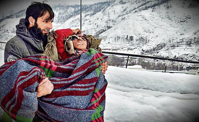 बर्फबारी से जम्मू-श्रीनगर एनएच तीसरे दिन भी बंद, जम्मू में भारी बारिश, करिगल में तापमान पहुंचा -15.4 डिग्री