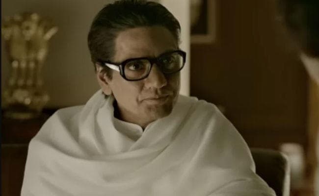 ‘ठाकरे” के निर्देशक पनसे को नहीं मिली जगह, प्रीमियर छोड़कर जाते दिखे
