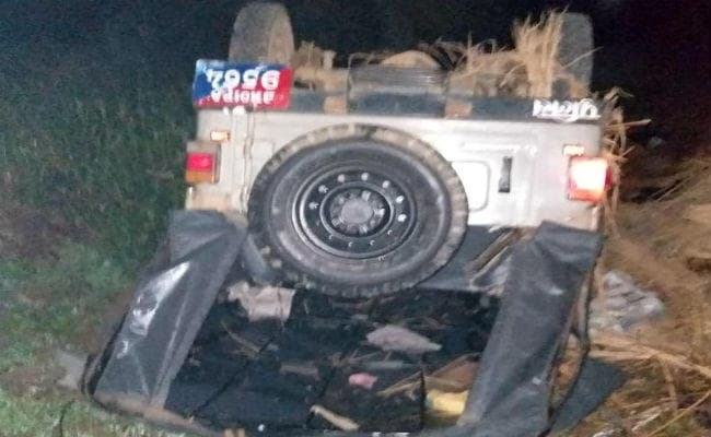 कोहरे के कारण पुआल लदे ट्रैक्टर से टकराया पुलिस वाहन, पांच जवान घायल, दो की हालत गंभीर