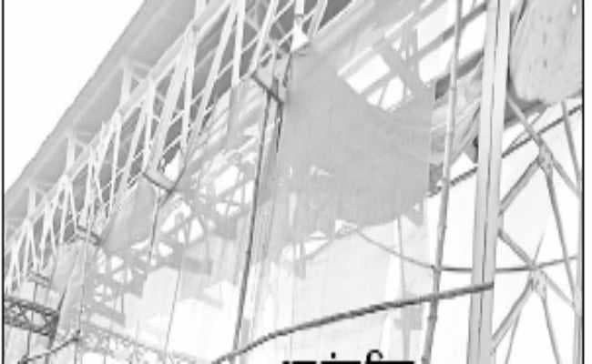 कोलकाता :हावड़ा स्टेशन के पॉर्सल में फुट ओवर ब्रिज की हुई बैरिकेडिंग