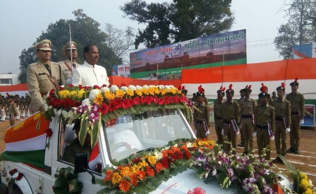 दुमका में रघुवर दास ने फहराया तिरंगा, कहा- उग्रवाद प्रभावित क्षेत्रों में सीएम बाईक एम्बुलेंस योजना शीघ्र