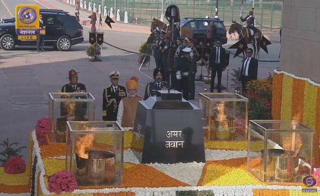 अमर जवान ज्योति पहुंचकर पीएम मोदी ने दी शहीदों को श्रद्धांजलि