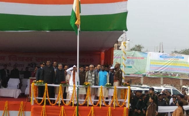 महादलितों को मिल रहा सम्मान: फुलवारी में रामदेव चौधरी ने बिहार के सीएम के समक्ष फहराया तिरंगा
