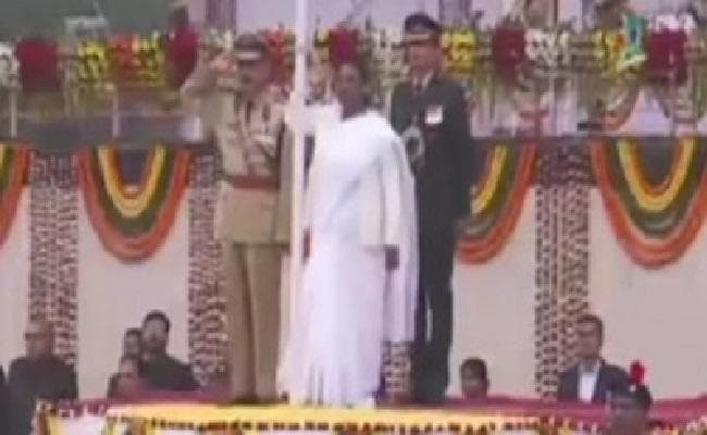 गणतंत्र दिवस : राज्यपाल द्रौपदी मुर्मू ने फहराया तिरंगा,  पढ़ें कैसी थी झांकी और कैसा था उत्साह