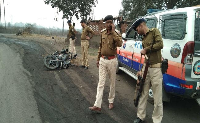 झरिया : झंडा फहराने के बाद भिड़े सिंह मेंशन व रघुकुल समर्थक, चली गोली