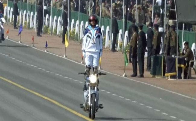 VIDEO: राजपथ पर झारखंड की बेटी ने बुलेट पर खड़े होकर दी सलामी, साहस को सबने किया सलाम