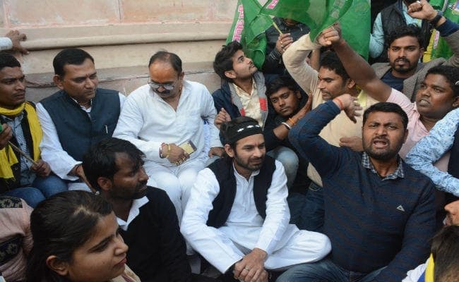 इस वजह से धरने पर बैठे तेज प्रताप, पप्पू यादव की पार्टी पर लगाया गंभीर आरोप